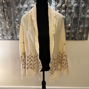 ⭐️ Cream Shawl with Floral Embroidery no tag possible wool or blend beautiful